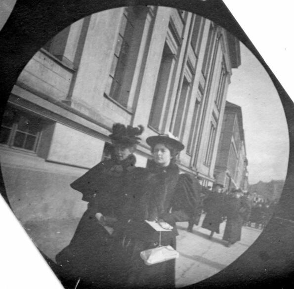 <p>Карл Стьормер (1872-1957) е имал необичайно за 1890 година занимание. Той криел малък шпионски фотоапарат в дрехите си и заснемал улиците на Осло по онова време. Снимките са непринудени ще ви покажат живота през 1890 година в най-голямата му прелест.</p>