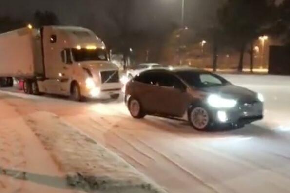 Виж как Tesla Model X извади закъсал тир в снега!