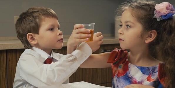 В Тюмен (което е в Русия) снимаха много странно видео, в което децата пият!