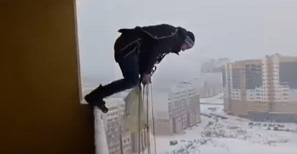 Гледай как руснак скача от осмия етаж!!!