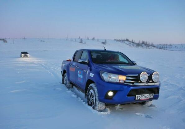 Toyota Hilux стигна до най-северното населено място на планетата и постави световен рекорд!