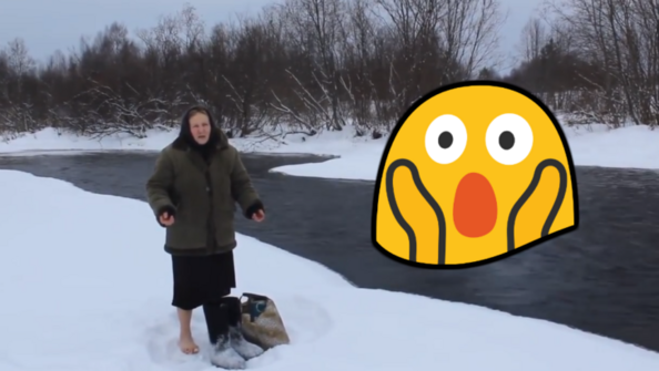 Стара баба прекоси ледена река боса в Русия