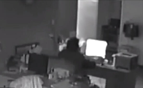 Крадец седна да гледа порно по средата на обира и го хванаха