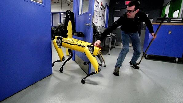 Роботът "куче" на Boston Dynamics се оказа много по-брутален! Ето какво остана зад кадър!