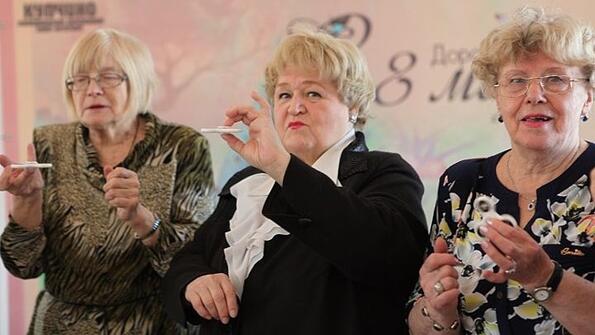 Депутатите от Санкт Петербург подариха на бабите спинъри за празника на жената!