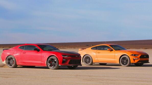 Епична битка в пустинята: Ford Mustang срещу Chevrolet Camaro!