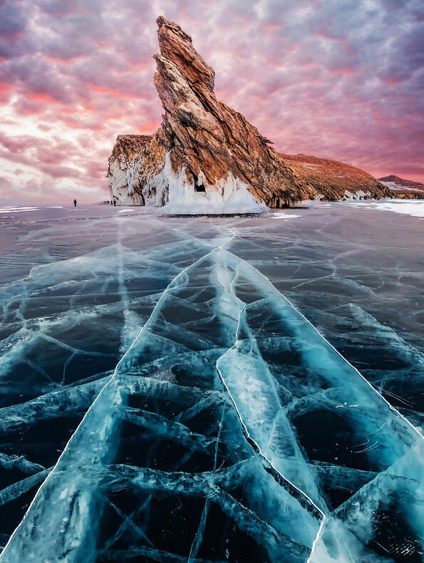 <p>Езерото Байкал все още е гордостта на Русия и най-дълбокото и чисто езеро на планетата. Най-чистата вода създава невероятен свят през зимата, когато езерото е покрито с лед. Метановите и кислородните мехурчета от растенията моментално замръзват, създавайки невероятен 3D модел на космоса. Пукнатини, пръски в бреговете на брега - това е толкова уникално и красиво, че спира дъха.</p>