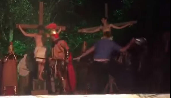Зрител се сби с актьорите, за да спаси Христос от разпъване на кръст