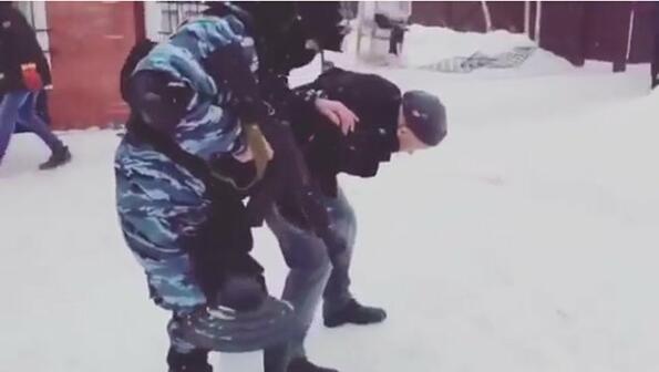 Как руските специални части контролират арестуваните!