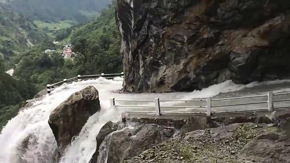 Мислиш, че в България са гадни пътищата? В Непал направиха път през водопада!