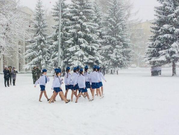 Това е патриотично! В Екатеринбург разсъблечени деца маршируват в екстремни зимни условия!