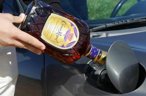 Какво се случва, ако сипеш пиячка на колата вместо бензин!