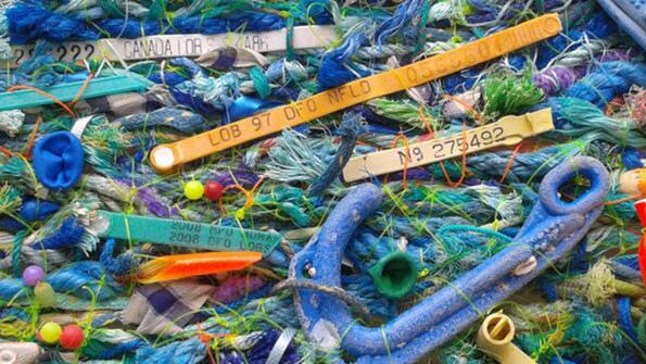 Британски артист прави гоблени от изхвърлени в морето боклуци