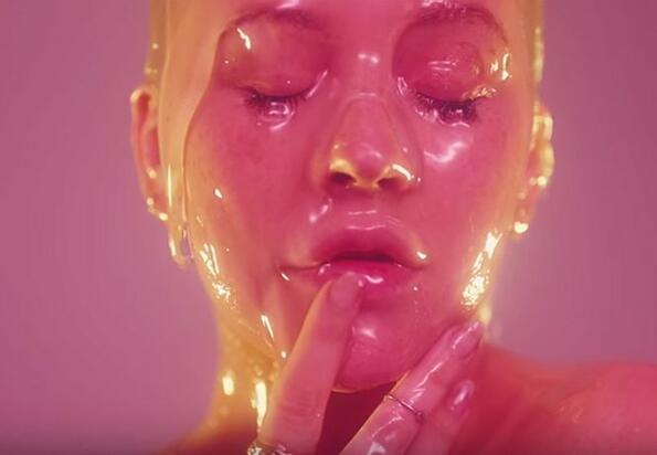 Кристина Агилера е напълно голa в новия на клип на песента "Accelerate"!