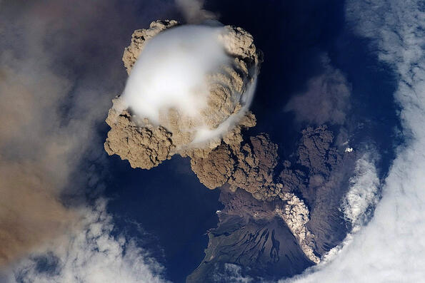 Снимки на вулканично изригване, направени от космоса.