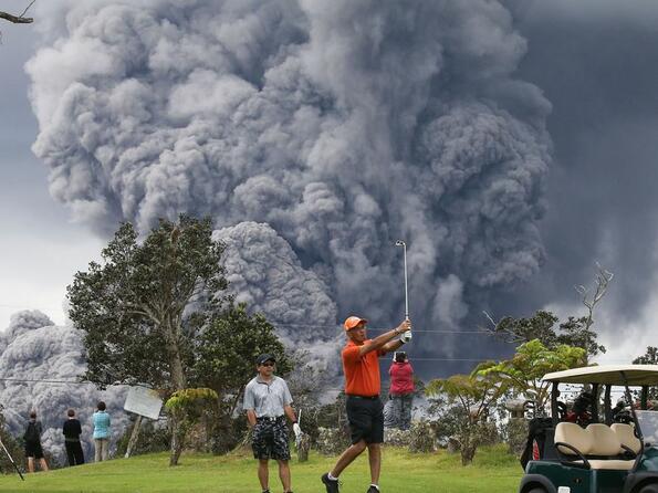 Голфъри играят любимия си спорт на фона на избухващ вулкан