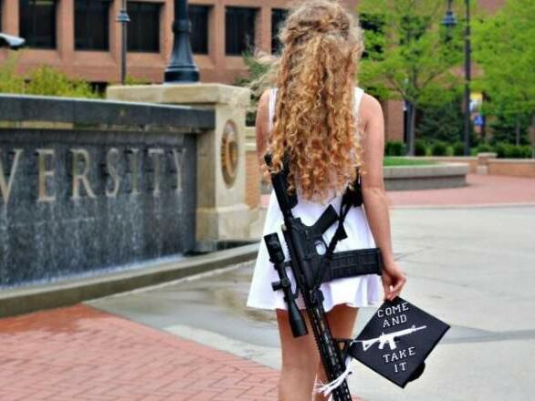 Момиче на завършването си с AR-10 