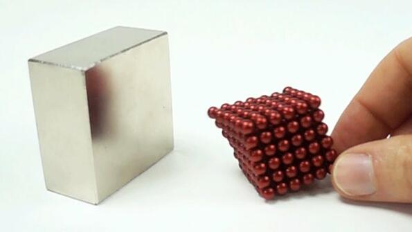 Релаксиращо видео: сблъсък на магнити на забавен каданс! 