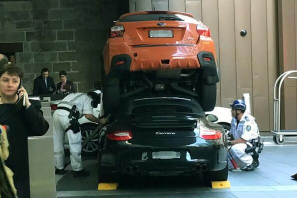Идиот на месеца: служител в хотел успя "някак си" да вкара Porsche 911 под Subaru XV