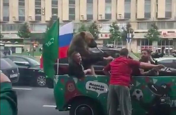 Нищо странно: огромна мечка се вози в джип и свири на вувузела в центъра на Москва