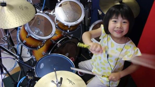 Тази 9-годишна барабанистка счупи интернет!
