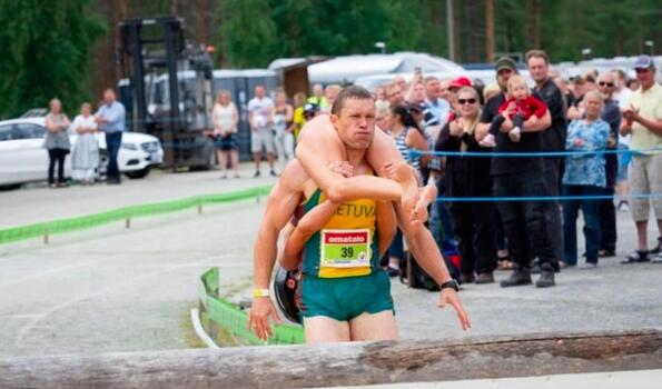 Във Финландия се проведе шампионат по носене на жени...