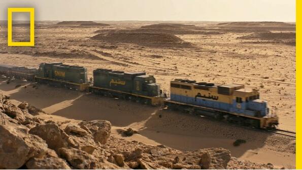 Гледай товарен влак как минава през Сахара!