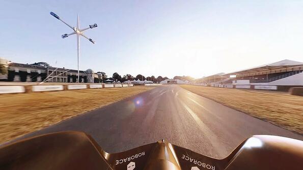 Обиколка на безпилотен автомобил Roborace в Гудууд 360-градусово видео