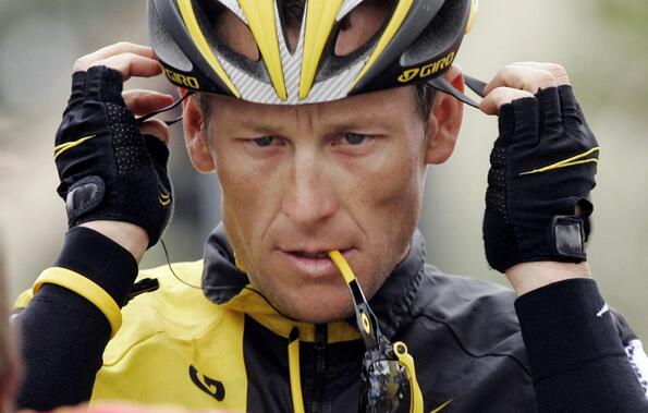 Ланс Армстронг публикува кърваво селфи след като се преби с колело