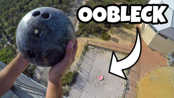 Невероятно видео: какво ще стане, ако пуснем боулинг топка от 45 метра в ненютонова течност