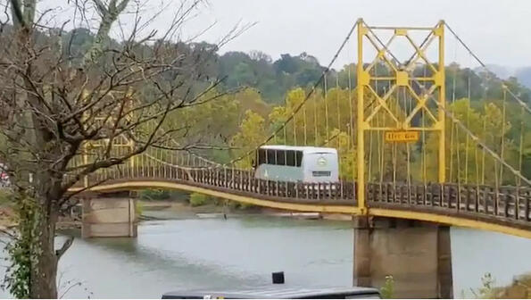 Идиот на седмицата: да минеш с 12-тонен автобус през мост с ограничение за 10 тона