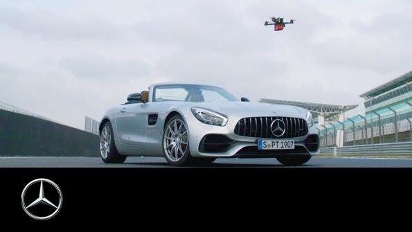 Mercedes-AMG GT Roadster срещу спортен дрон?!