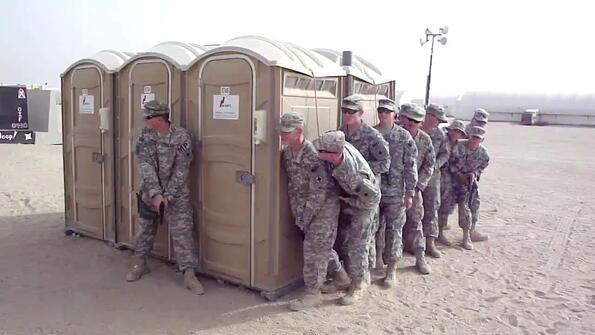 Колко войници могат да влязат в една химическа тоалетна?