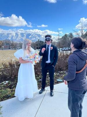 Идиот на седмицата: Младоженец носи Apple Vision Pro на сватбата си