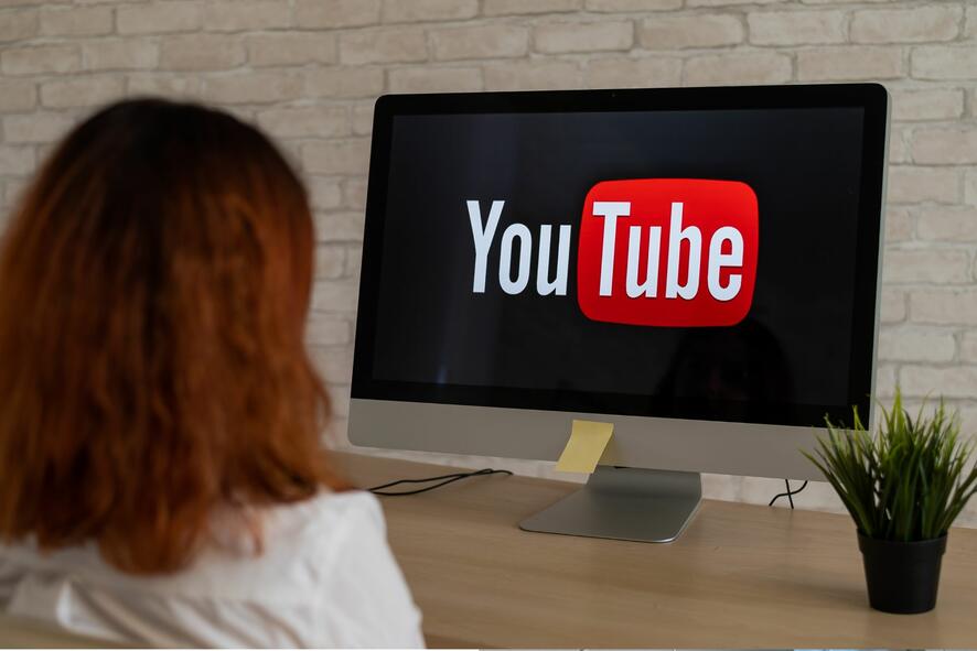 YouTube ще пуска реклами, докато видеоклиповете са на пауза?

