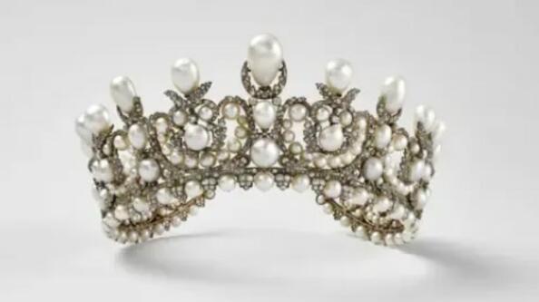 Двама души са арестувани за кражбата на бижута от Лувъра Двама души са арестувани за кражбата на бижута от Лувъра