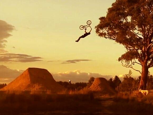 ВИДЕО: Мега брутални BMX каскади ВИДЕО: Мега брутални BMX каскади