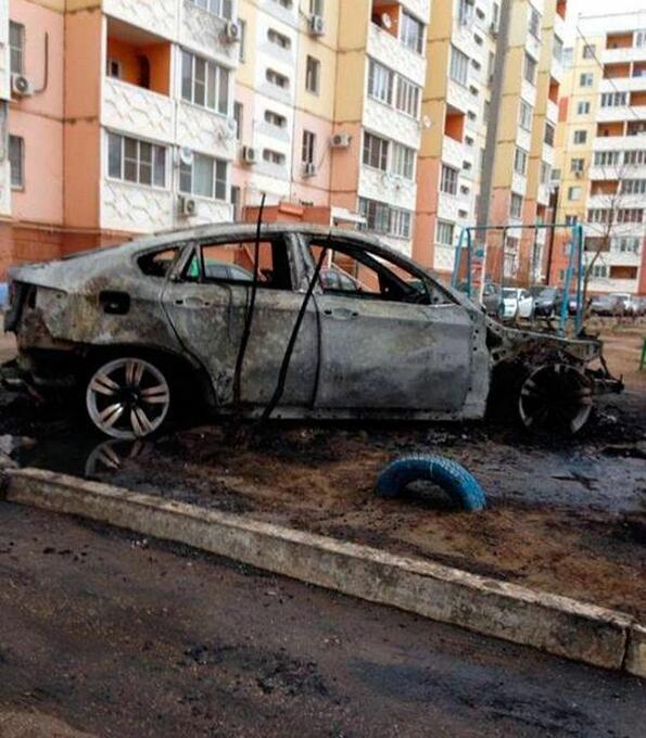 ВИДЕО: Руснаци ритуално изгарят съседски автомобил, паркиран неправилно