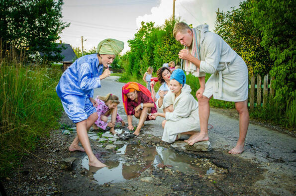 В Литва борят уличните дупки с хумор