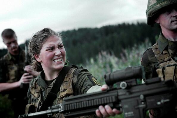 Викинги с нежни лица или жените в норвежката армия