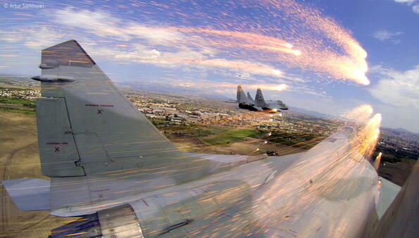 Зрелищни фотографии на бойни самолети в полет през обектива на един летец
