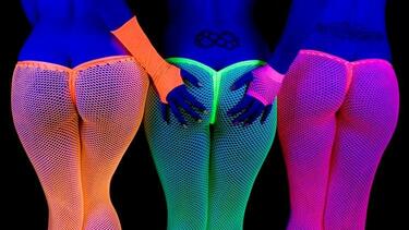 <p>Фотографът Робърт Бабилън създава еротичната фотосесия "неонови светлини", вдъхновен от световете на нощните клубове. Британецът се занимава с еротична фотография от 15 години, а всичките си идеи изпробва, колкото и двусмислено да звучи, с винаги готовата за експерименти съпруга. </p>