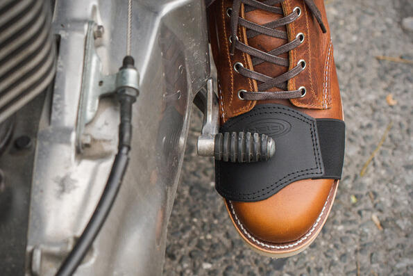 Елегантен протектор защитава обувките от скоростния лост на мотора ви