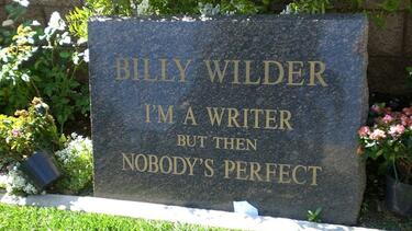 <p>Хубаво е, когато човек си прави майтап със смъртта, дори и след като тя  настъпи. Напук на възприятието, че когато някой си отиде от този свят  трябва да страдаме, съществуват индивиди с доста черен хумор, които го пренасят върху собствените си <a href="../%D0%97%D0%B0%D0%B1%D0%B0%D0%B2%D0%BD%D0%BE/%D0%93%D0%B0%D0%BB%D0%B5%D1%80%D0%B8%D1%8F/%D0%9F%D0%BE%D1%87%D0%B8%D0%BD%D0%B0%D0%BB%D0%B8-%D0%B2-%D0%BC%D0%B8%D1%80-%D1%81-%D1%87%D1%83%D0%B2%D1%81%D1%82%D0%B2%D0%BE-%D0%B7%D0%B0-%D1%85%D1%83%D0%BC%D0%BE%D1%80_l.g_c.98422_i.365073.html" target="_blank">надгробни плочи</a>. Като този, например: "Писател съм, но пък никой не е перфектен".</p>