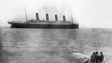 <p>Пътищата на много велики личности са се пресичали в историята и трябва  да сме благодарни, че някои от тези моменти са останали запечатани  завинаги. Вижте 15 редки снимки, които със сигурност не се срещат често.<br />Последната снимка на Титаник, преди да потъне (1912)</p>