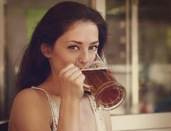 10 причини да си намерите мацка, която пие бира