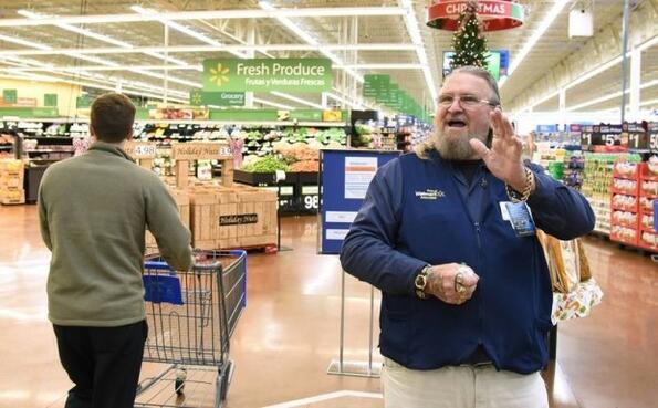 Кой посреща идиотите в супермаркета на Walmart
