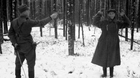 Руски разузнавач се смее преди разстрела си и още 7 поразителни снимки от Втората световна война