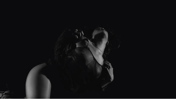 Риана пусна най-еротичния си клип досега: "Kiss It Better"