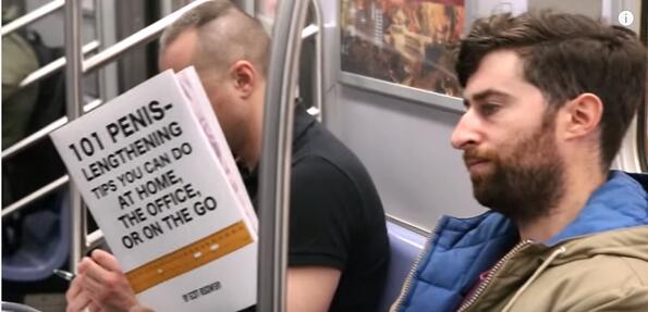 Страхотна шега: фалшиви корици за книги в метрото